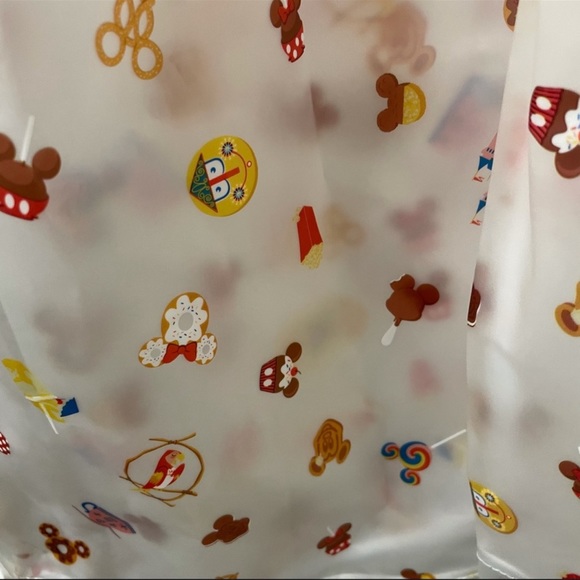 Disney Snacks Raincoat, size LARGE -Sold out everywhere - Picture 4 of 5